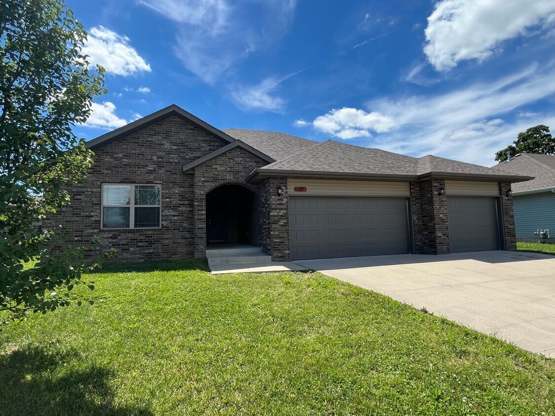 Primary Photo - 4 bedroom home in Republic MO!
