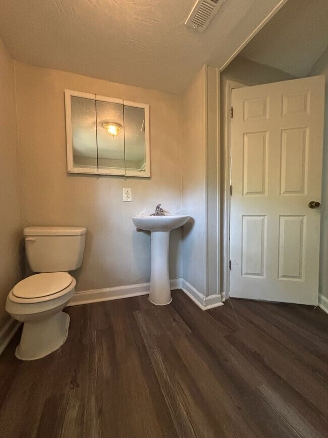 Foto del edificio - Available Now 4 bedroom 2 full bathroom home!