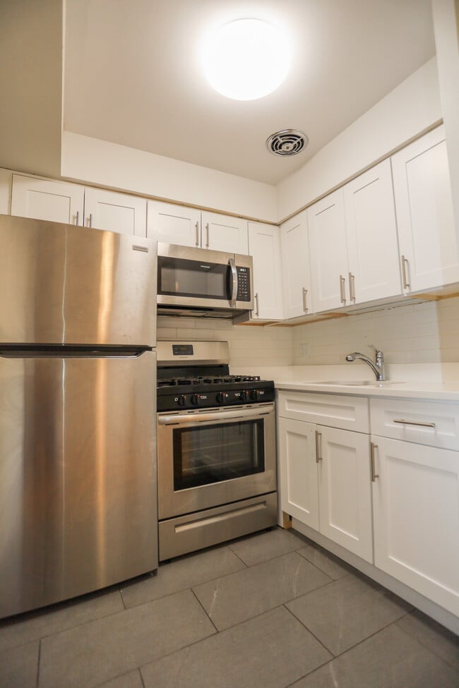 Building Photo - 561 W Cornelia Ave