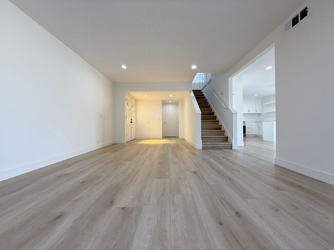 Building Photo - Remodeled 4 Bed 2 Bath Interior Location