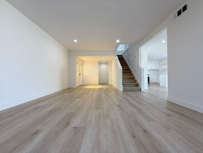 Foto del edificio - Stunning Remodeled Home in South Huntington Beach – Minutes to the Beach!