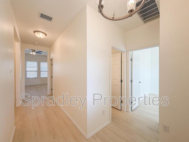 Building Photo - 8102 Hawthorn