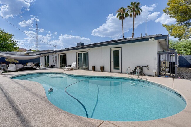 Foto del edificio - MOVE IN SPECIAL!! MOVE IN BY 10/1 AND GET ...