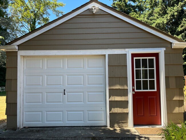 Building Photo - 2 BD 1BA Spacious Home in Bremerton