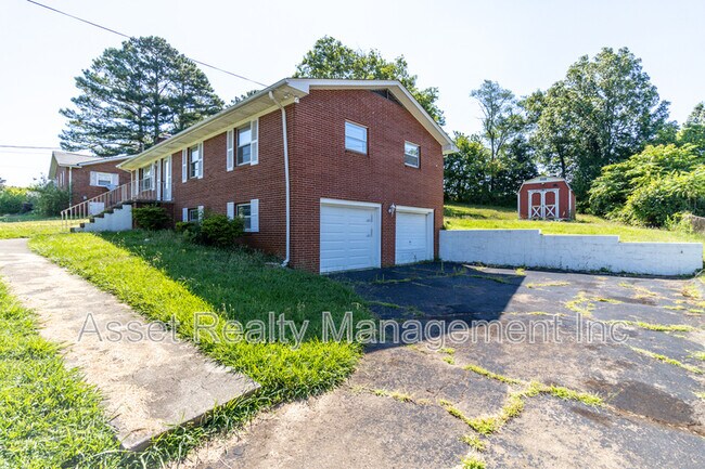 Building Photo - 6633 Wachese Ln