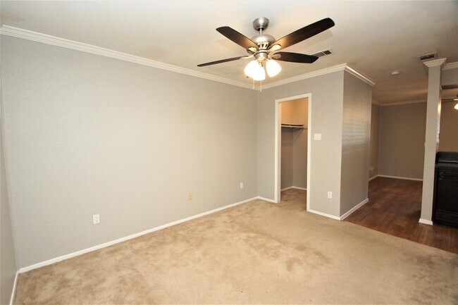 Building Photo - Studio in the 78704