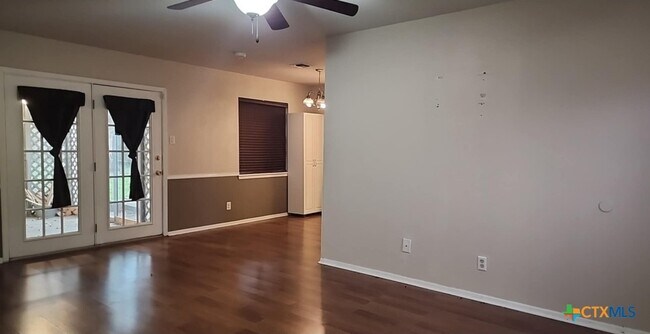 Building Photo - 413 Stone Gate Dr