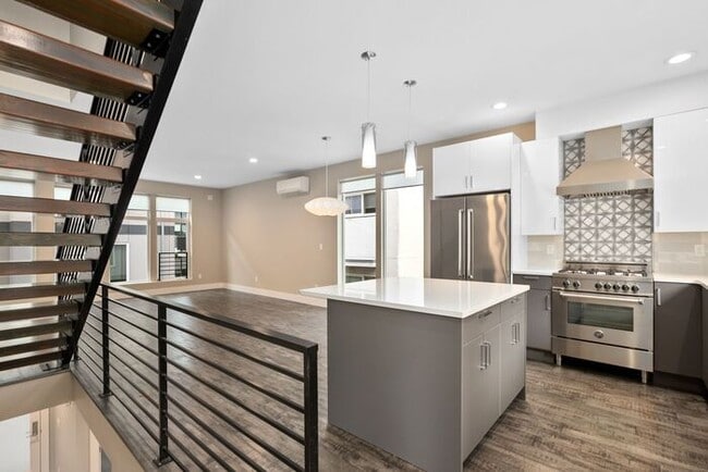 Building Photo - ULTRA-MODERN Townhome w/AC and Views in th...