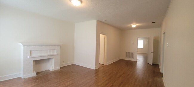 Foto del edificio - Great 3 bedroom/2 bath home with Oven, Refrigerator, Garage, Central Air & Heat!