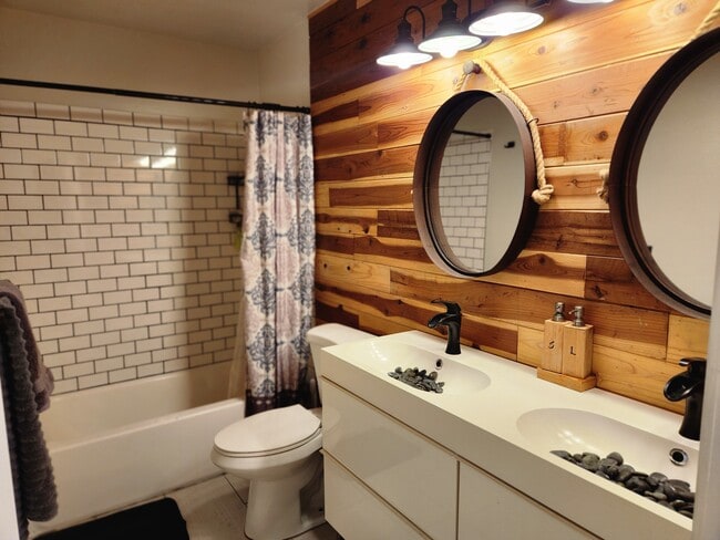 Building Photo - 18347 Saticoy St