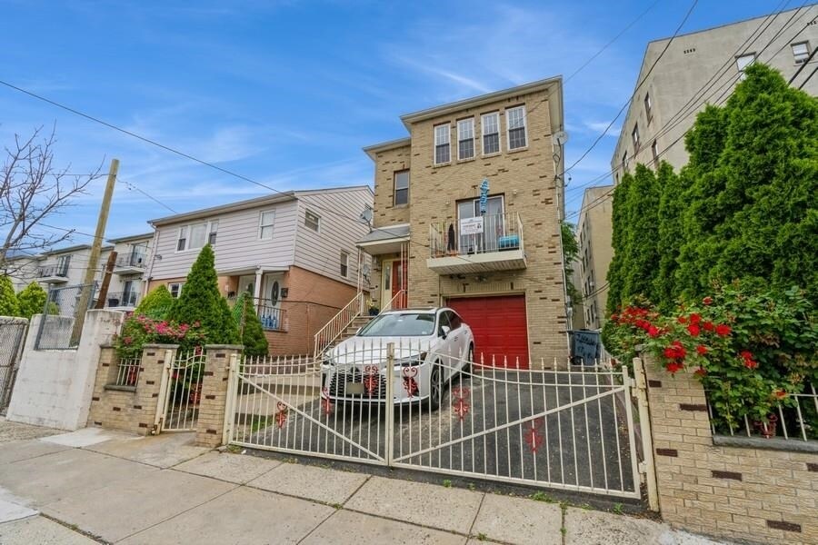 Primary Photo - 7 Halleck St