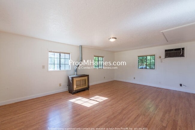 Building Photo - Cozy One Bedroom Cottage in Oak Grove!