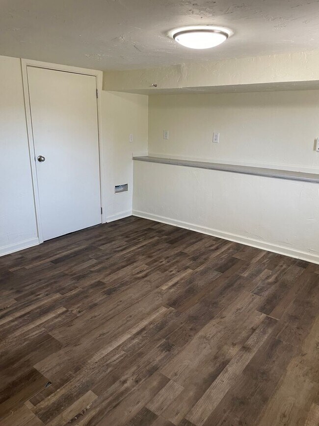Foto del edificio - 4 Bedroom home Available Now!