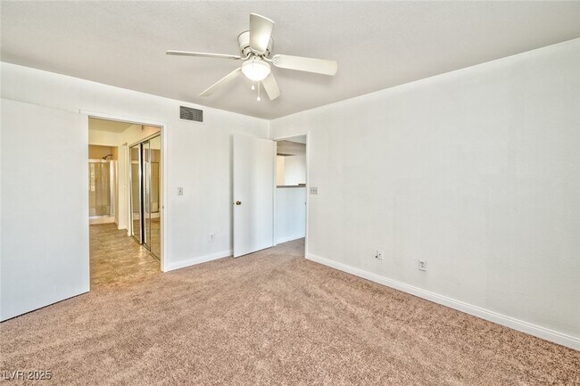 Foto del edificio - 8070 W Russell Rd