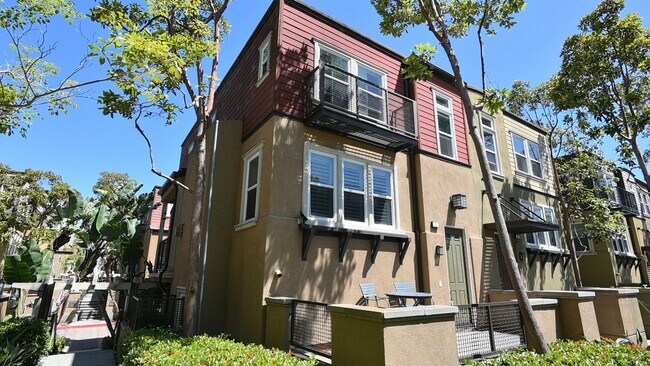 Foto del edificio - Spectacular Gated 3 Bed + Den, 2.5 Bath Townhouse in Newport Beach.
