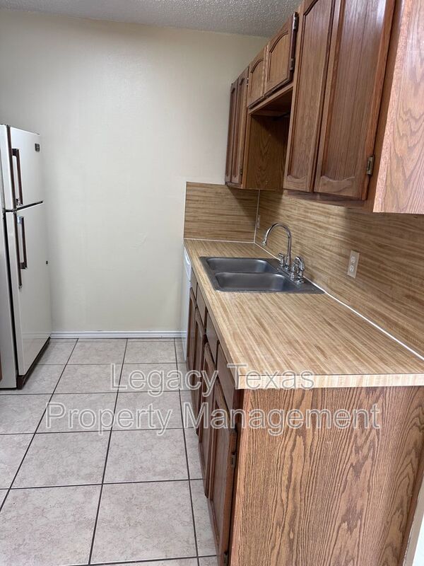 Building Photo - 1412 Courtney Pl