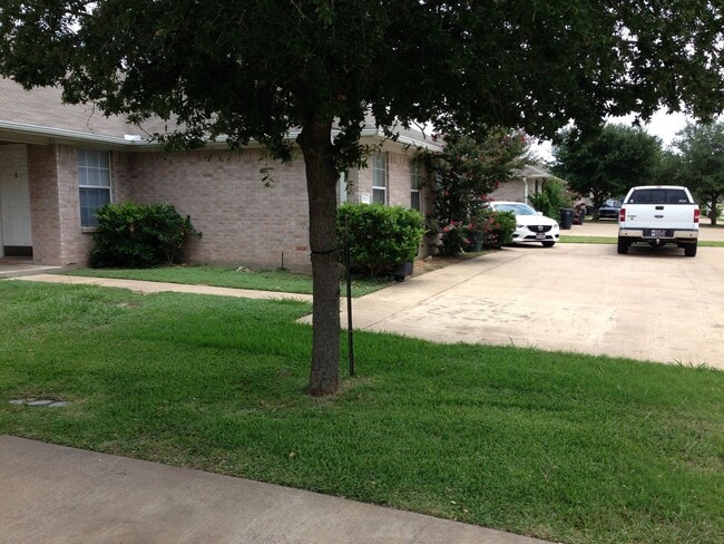 Building Photo - Spacious Duplex Available for  Lease!