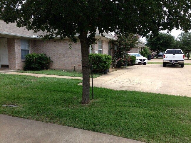 Foto del edificio - Spacious Duplex Available for  Lease!