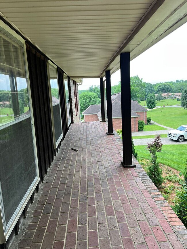 Building Photo - Single Family Home on almost an acre, 4 be...