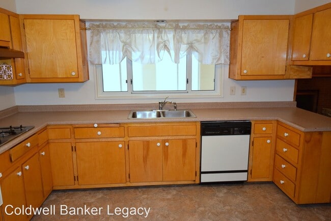 Building Photo - 3 br, 2 bath House - 9512 Shoshone Rd NE