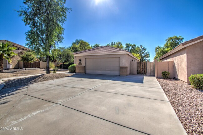 Building Photo - 370 S Elm Ct