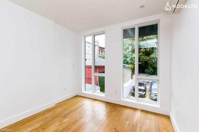 Foto del edificio - 1 br, 1 bath  - 195 Sullivan Pl