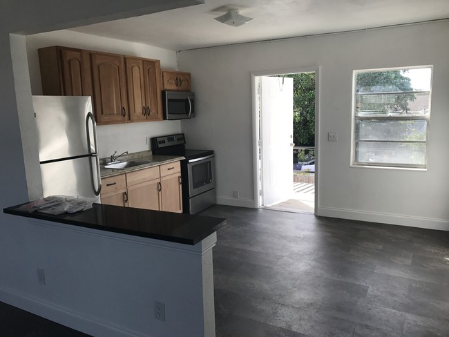 New kitchen, stainless steel appliances, Ent - 315 President Barack Obama Hwy