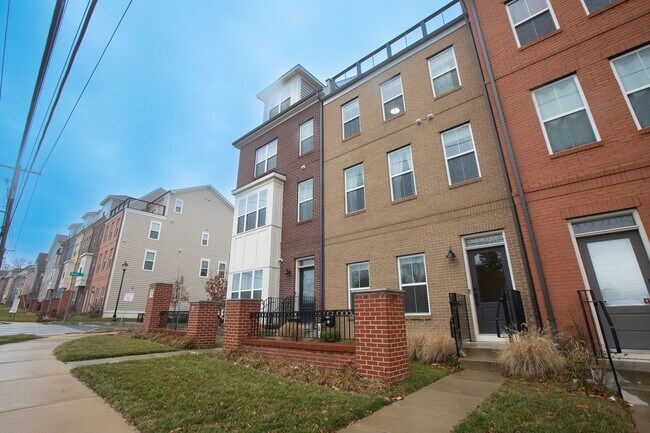 Foto del edificio - Spacious 4 BR/4.5 BA Townhome in Wheaton-Glenmont!