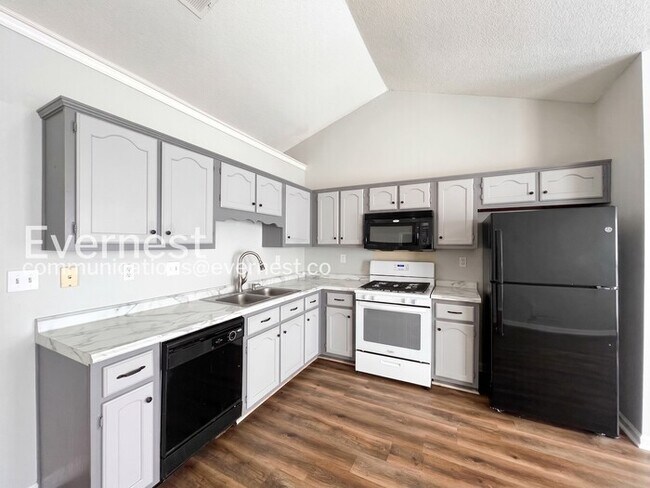 Foto del edificio - 5370 Woodchase Dr