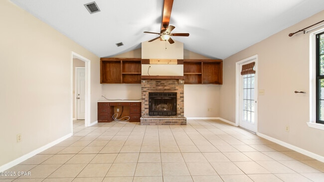 Building Photo - 807 White Oak Ct