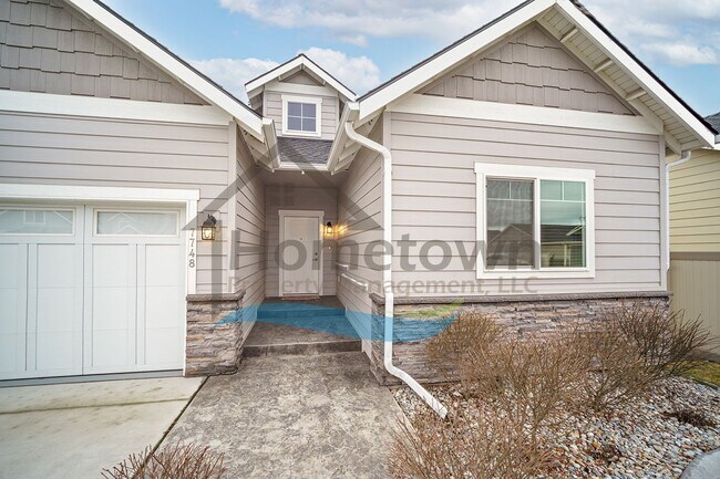 Foto del edificio - 3 Bedroom 2 Bathroom Home with Attached 3 Car Garage Available in Coeur d'Alene!