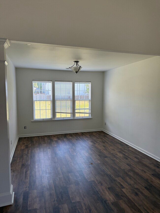 Foto del edificio - 2810 Azalea Hills Dr