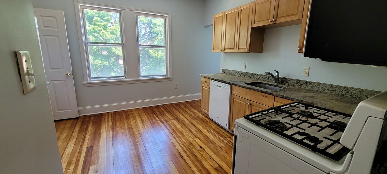 Primary Photo - 32 Bellevue St
