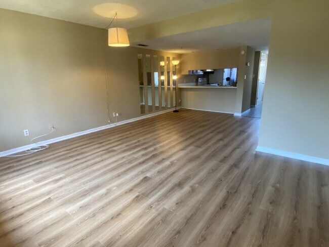 Building Photo - 401 Garden Dr