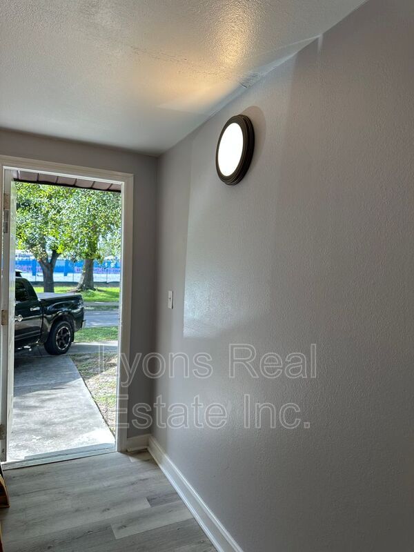 Photo - 2115 Crawford St Apartment