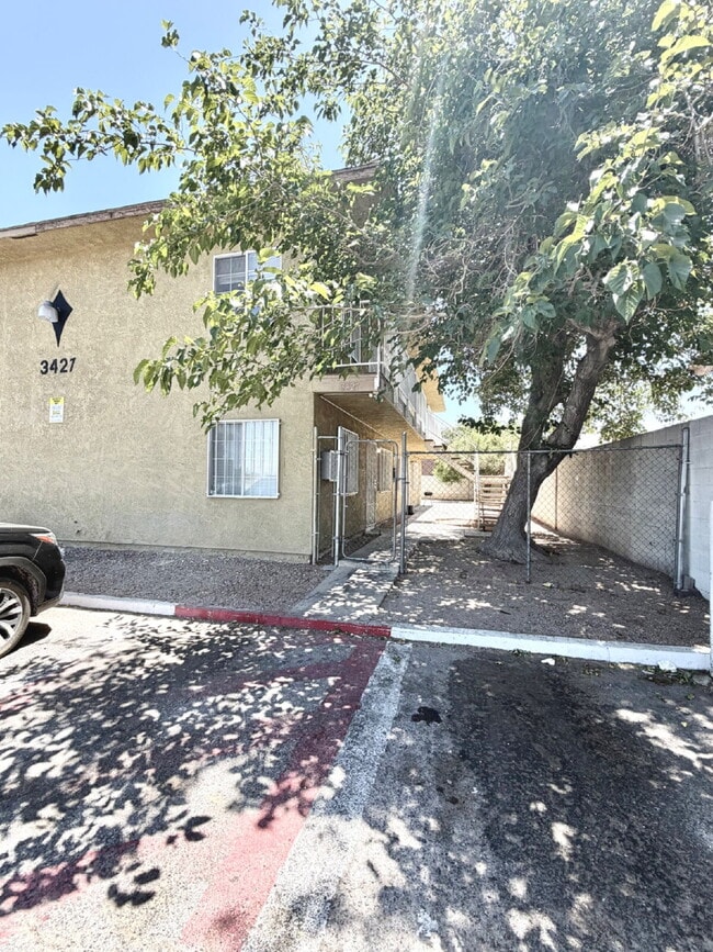 Building Photo - HIVE SUMMER MOVE-IN SPECIAL: DOWNSTAIRS CONDO | RECENLY REHABBED 2 BEDROOM 1 BATH | ACROSS FROM C...
