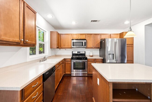 Foto del edificio - 4 bedrooms / 3 bathroom OPEN floor plan HOUSE for rent in LANCASTER