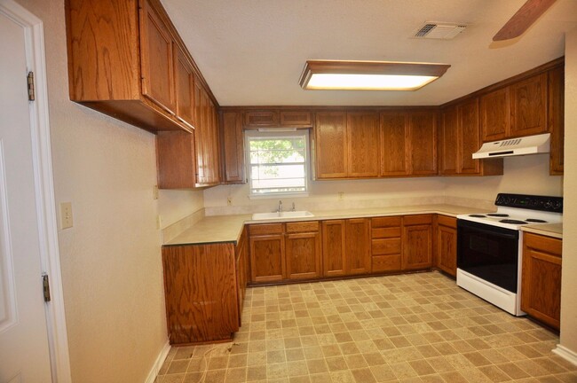 Foto del edificio - FOR LEASE! 3 BR - 2 BA - 1 Car Garage - Br...