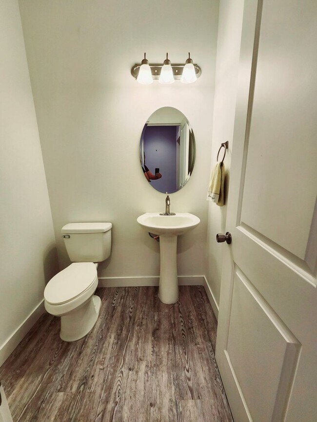 Building Photo - Spacious 3 bed/2.5 bath Townhouse - Gorgeo...