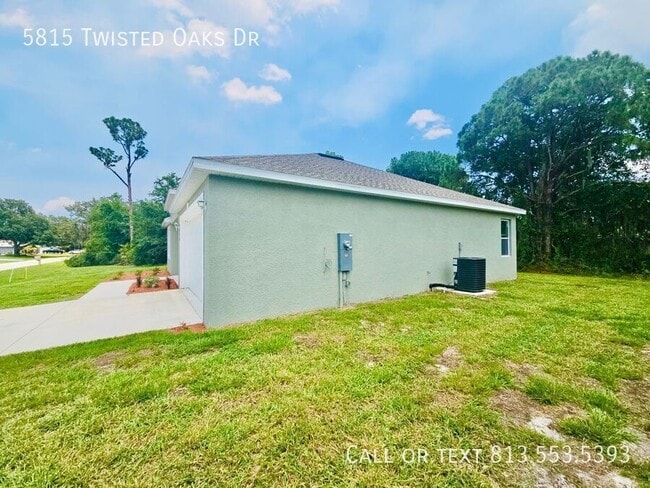Foto del edificio - 5815 Twisted Oaks Dr