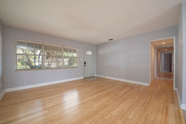 Foto del edificio - Cute 3/2 House with 2-Car Garage near Lake Underhill/Downtown Orlando