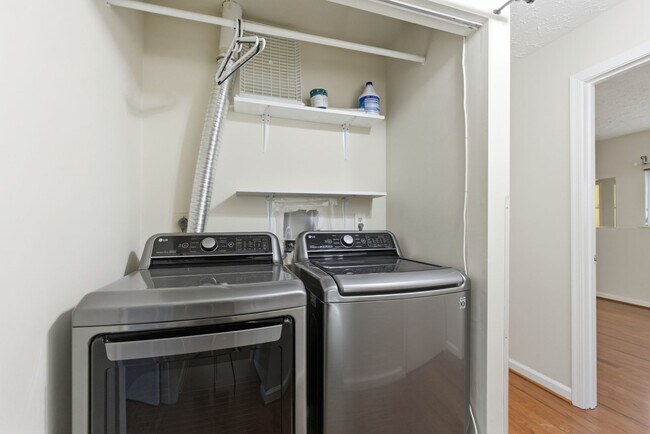 Foto del edificio - Charming 2 BR/2 BA Semi-Detached Home in U...