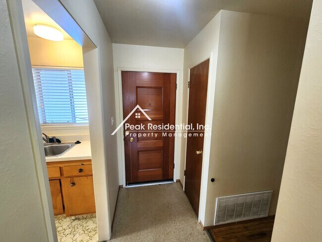 Foto del edificio - Charming 4bd/2ba Home with Large Backyard