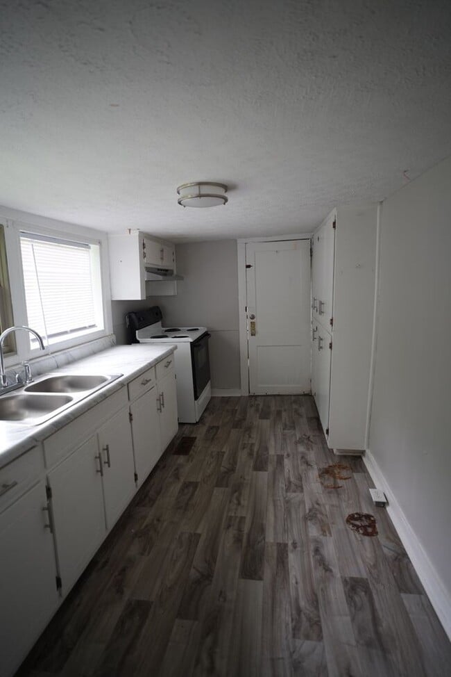 Building Photo - 1415 Hatcher Ave SE