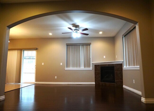 Foto del edificio - 4 Bedroom, 3 Bath House Available in July!