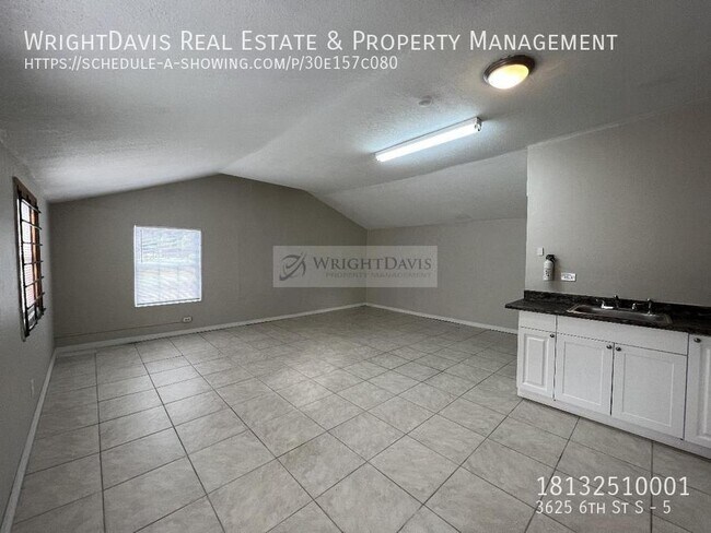 Building Photo - Updated Studio home in St Pete!