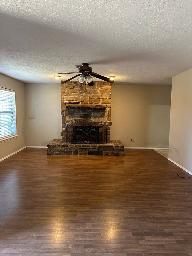 Building Photo - 1625.00 Move-In-Special