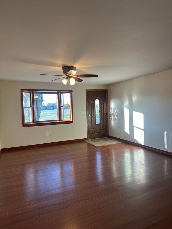 Building Photo - 3 Bedroom 1 Bathroom Home for Rent East Si...