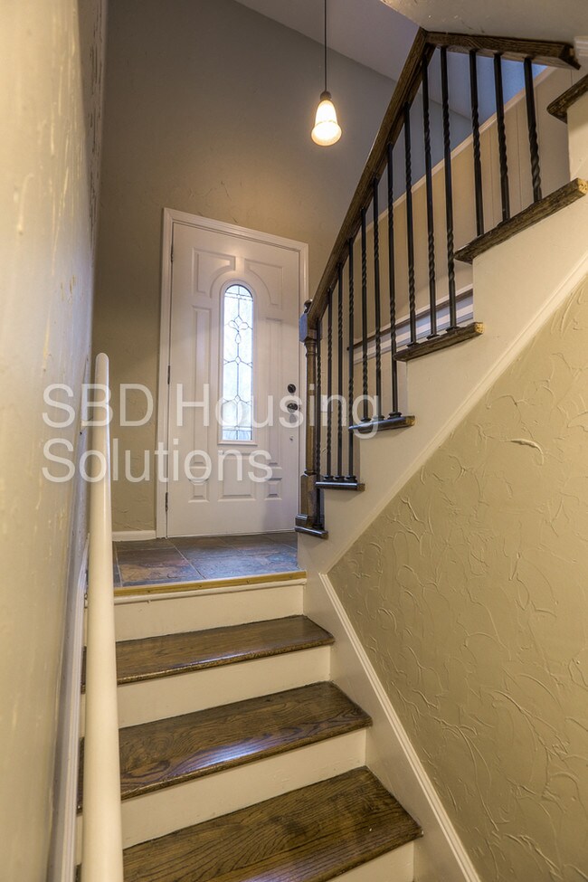 Building Photo - 10112 Bennington Ave