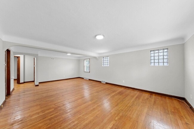 Building Photo - 2 bedroom Single Family Home with Fenced i...
